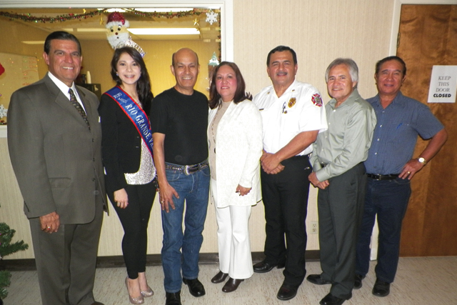 Judges of the San Benito News Fourth Annual "Best Tamales in Town" Contest are seen Friday with Juan Uribe, representing Adolfo Toriz of SB Wings, the winner of this year's contest. (Staff photo by Michael Rodriguez)